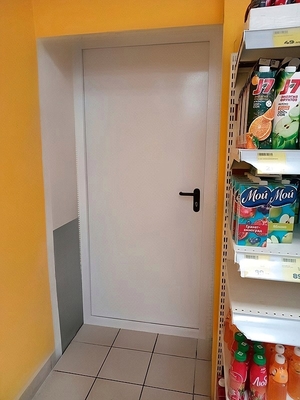 Дверь в магазине